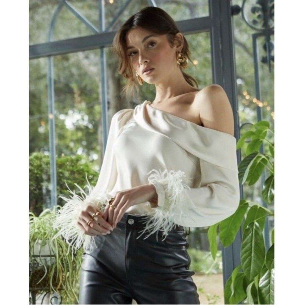 ASTR The Label Women's Dawn 1-Shoulder Top Ivory Satin Feather Trim Cuffs Large